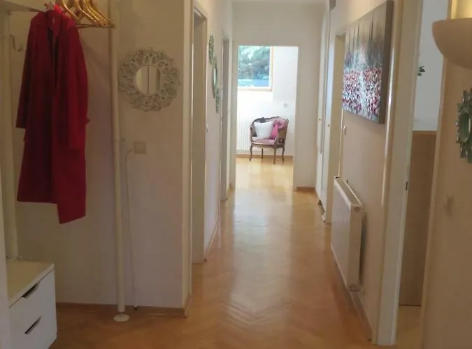 Schoenbrunn Gardens Deluxe Apartamento *